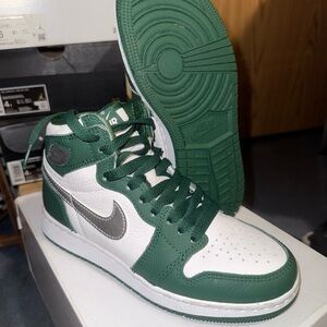 Nike Women’s Green and White Mid-Top Air Jordan Sneakers 💚🤍🩶